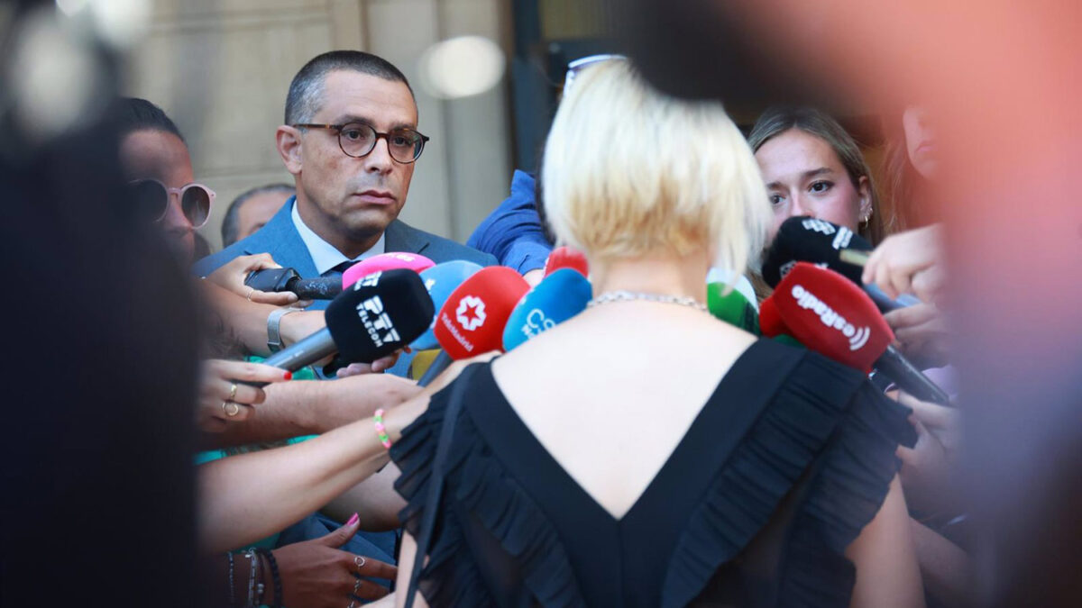 El abogado José Antonio Sires (i), y la mujer denunciante (d)atienden a los medios de comunicación - Rocío Ruz - Europa Press - Archivo