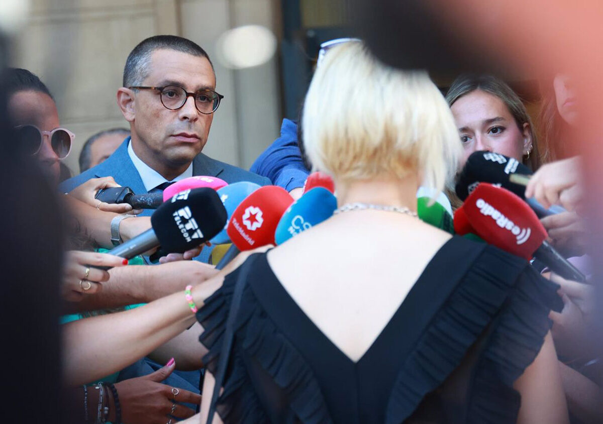 El abogado José Antonio Sires (i), y la mujer denunciante (d)atienden a los medios de comunicación - Rocío Ruz - Europa Press - Archivo