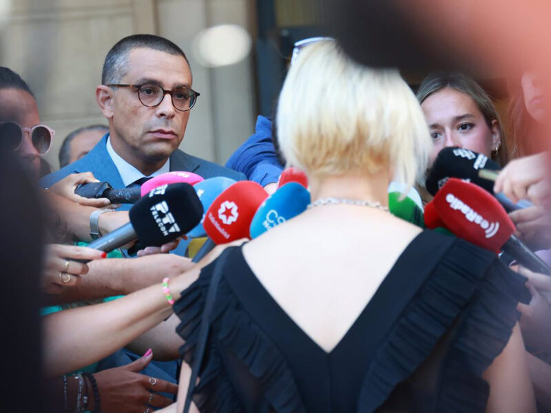 El abogado José Antonio Sires (i), y la mujer denunciante (d)atienden a los medios de comunicación - Rocío Ruz - Europa Press - Archivo