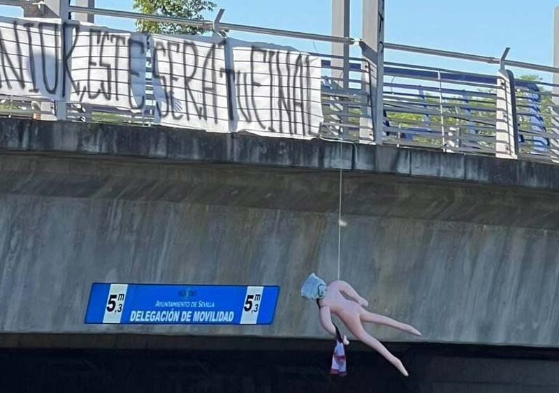 Muñeco colgado de un puente en la SE-30