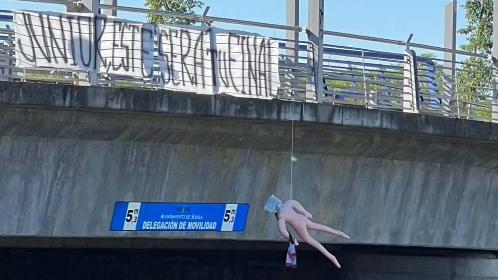 Muñeco colgado de un puente en la SE-30