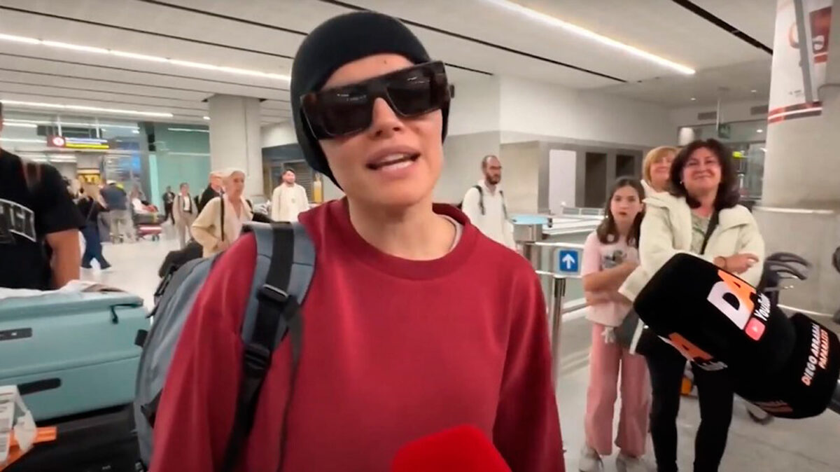 Melody llegando al Aeropuerto de Málaga tras Eurovisión 2025