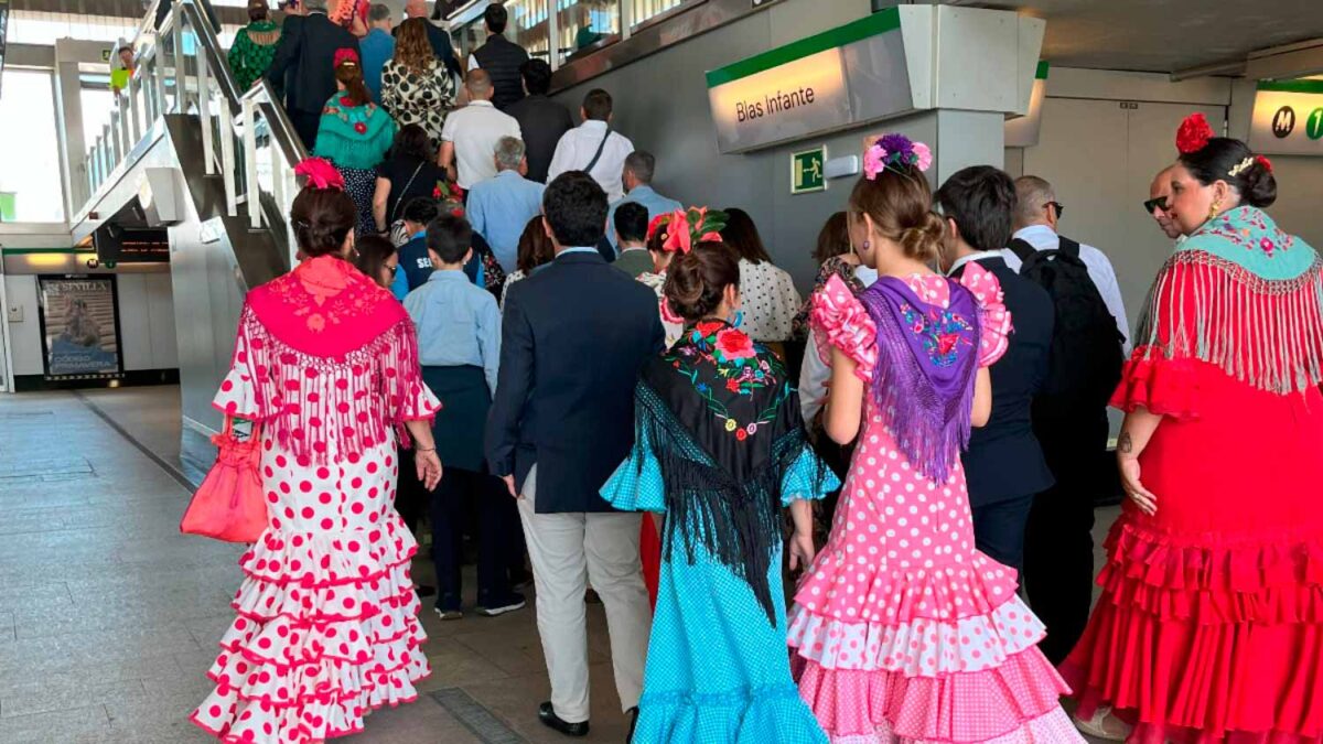 Feriantes en la estación de metro Blas Infante.- Consejería de Fomento
