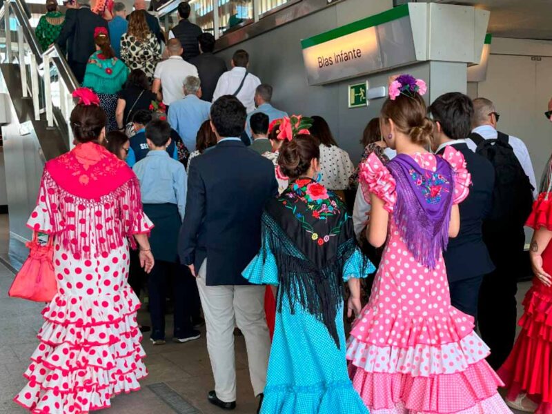 Feriantes en la estación de metro Blas Infante.- Consejería de Fomento