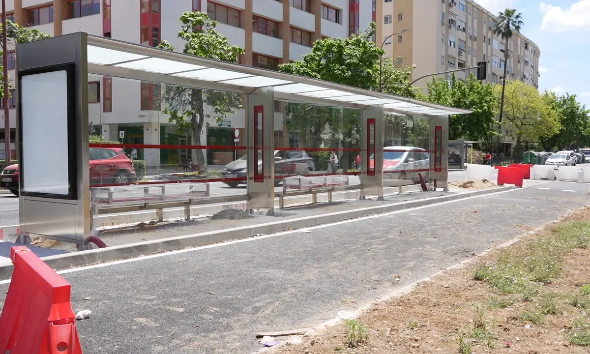 Obras de las marquesinas del nuevo tranvibús - Coral Gata