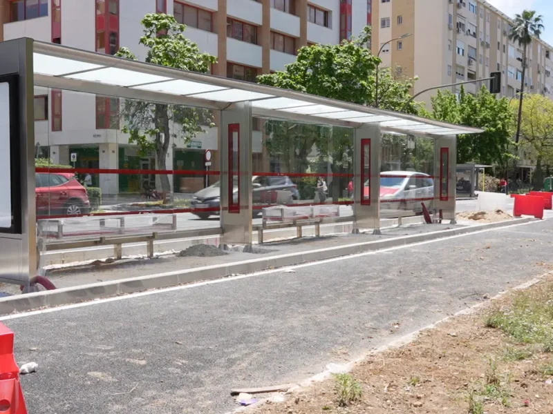 Obras de las marquesinas del nuevo tranvibús - Coral Gata
