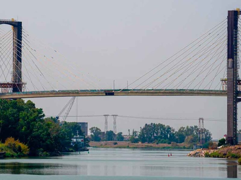 Vistas del puente del Centenario donde se está realizando obras de sustitución de tirantes y de ampliación de la plataforma. - Eduardo Briones / Europa Press