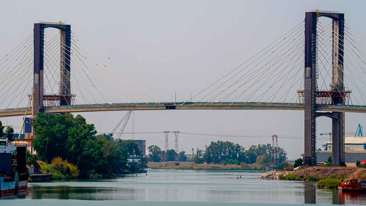 Vistas del puente del Centenario donde se está realizando obras de sustitución de tirantes y de ampliación de la plataforma. - Eduardo Briones / Europa Press