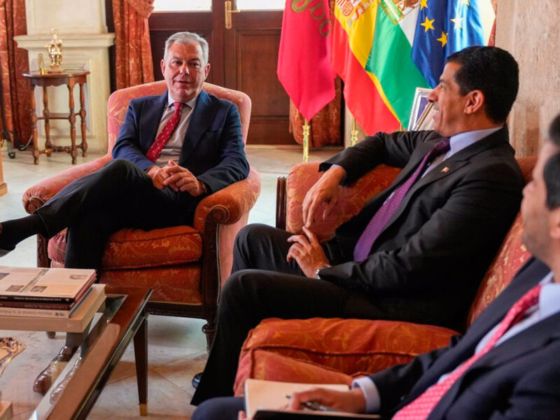 El alcalde de Sevilla y el embajador de Catar en España, en un encuentro institucional en el Ayuntamiento hispalense. - Ayuntamiento de Sevilla