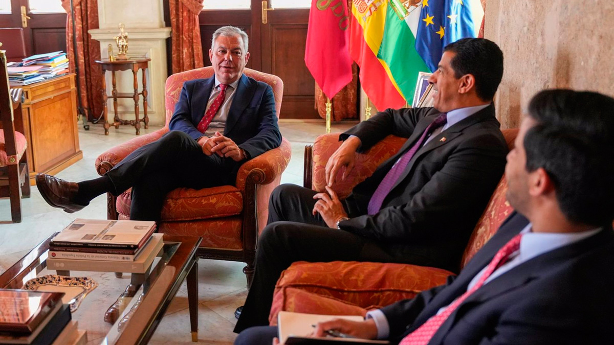 El alcalde de Sevilla y el embajador de Catar en España, en un encuentro institucional en el Ayuntamiento hispalense. - Ayuntamiento de Sevilla