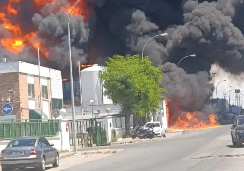 Atasco en la A-92 por motivo del incendio que ha ocurrido en el polígono la red