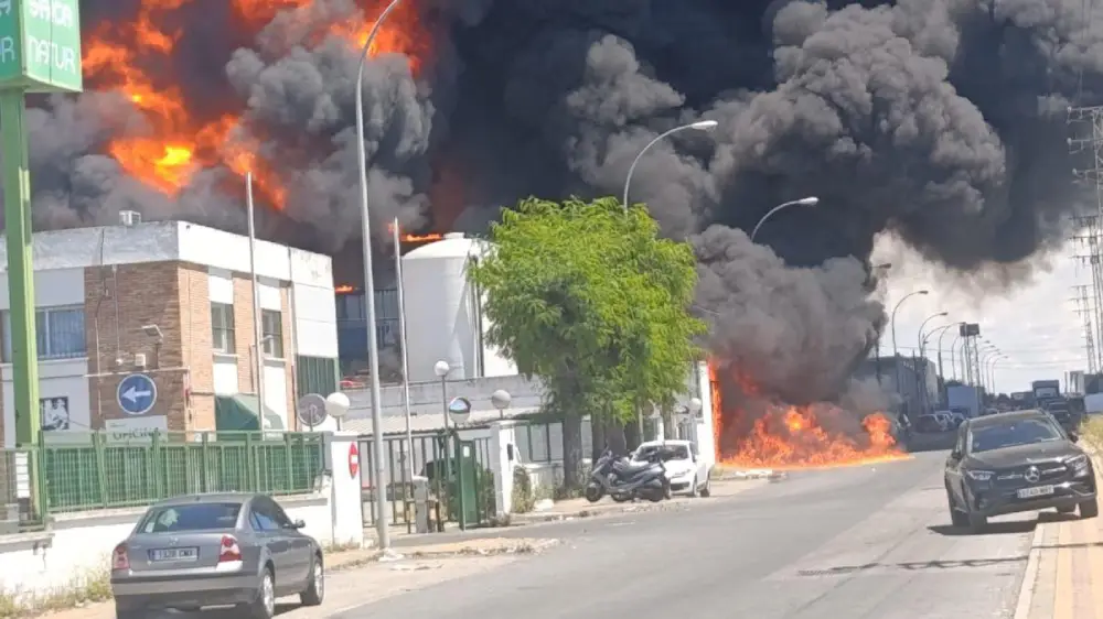 Atasco en la A-92 por motivo del incendio que ha ocurrido en el polígono la red