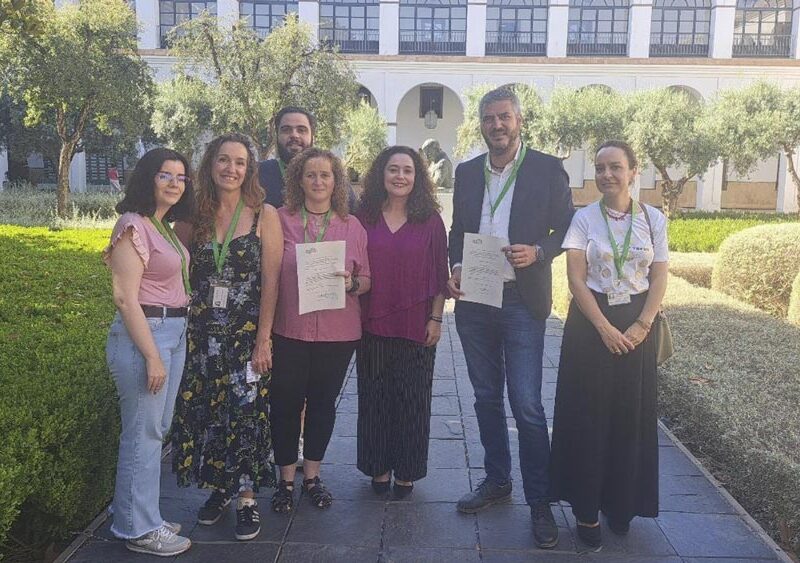 La parlamentaria de Por Andalucía, Inmaculada Nieto, con dirigentes de IU en el Parlamento andaluz. - IU