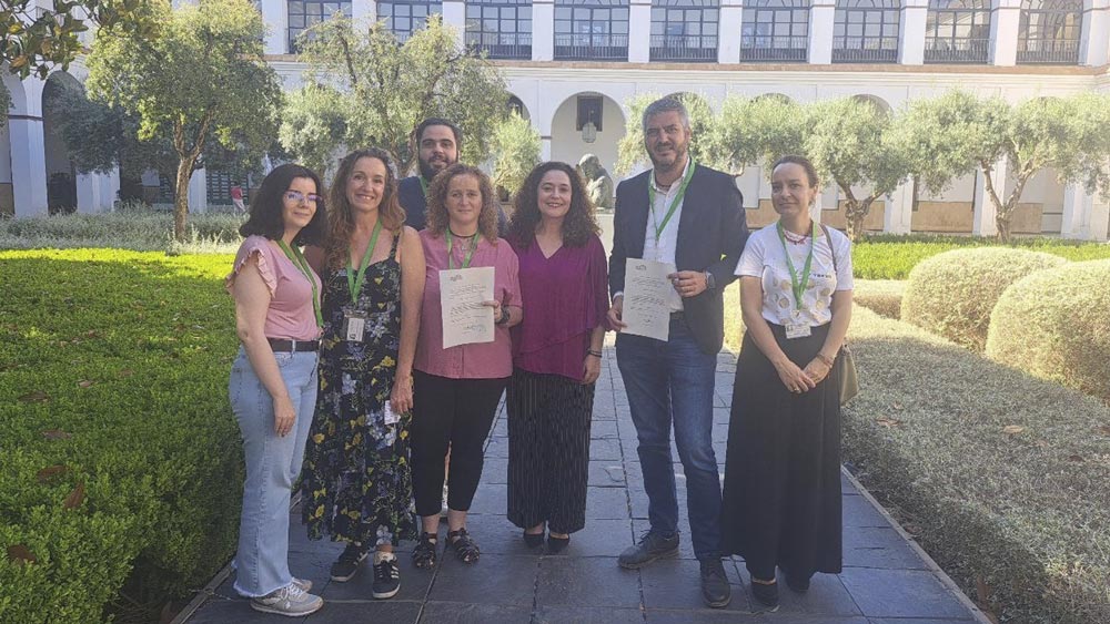 La parlamentaria de Por Andalucía, Inmaculada Nieto, con dirigentes de IU en el Parlamento andaluz. - IU