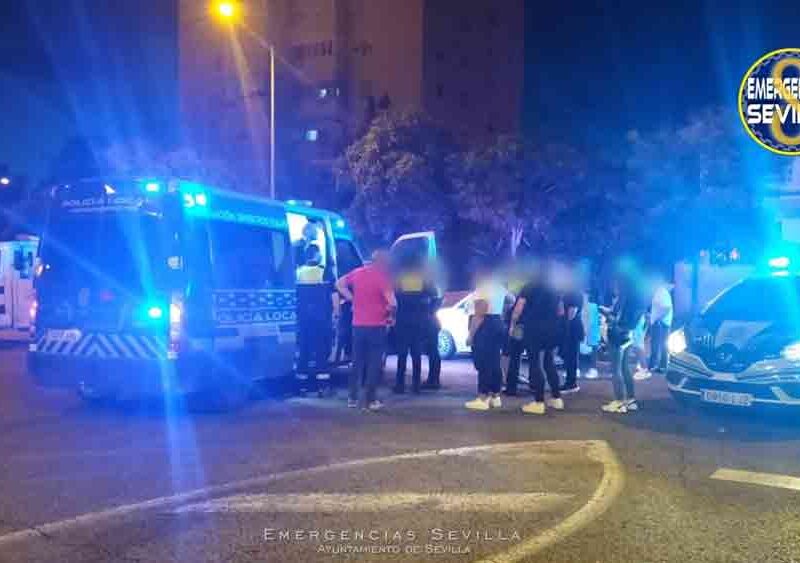 Un conductor positivo en alcohol choca en Sevilla contra cuatro vehículos estacionados en Cerro Amate. - Emergencias Sevilla