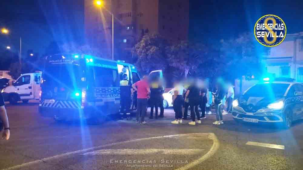 Un conductor positivo en alcohol choca en Sevilla contra cuatro vehículos estacionados en Cerro Amate. - Emergencias Sevilla