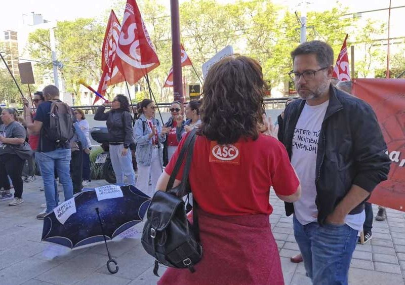 El portavoz de Adelante Andalucía en el Parlamento autonómico, José Ignacio García, en la movilización del colectivo de limpiadoras del Virgen del Rocío. - Adelante Andalucía