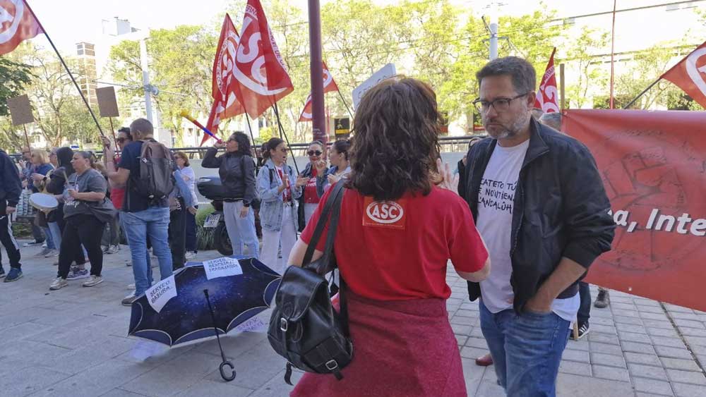 El portavoz de Adelante Andalucía en el Parlamento autonómico, José Ignacio García, en la movilización del colectivo de limpiadoras del Virgen del Rocío. - Adelante Andalucía