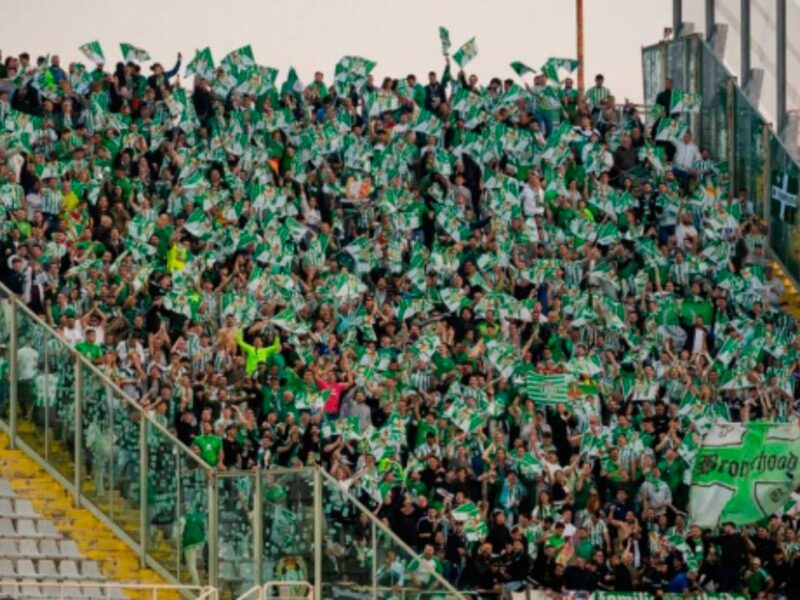 La afición bética en el Artemio Franchi.- RBB