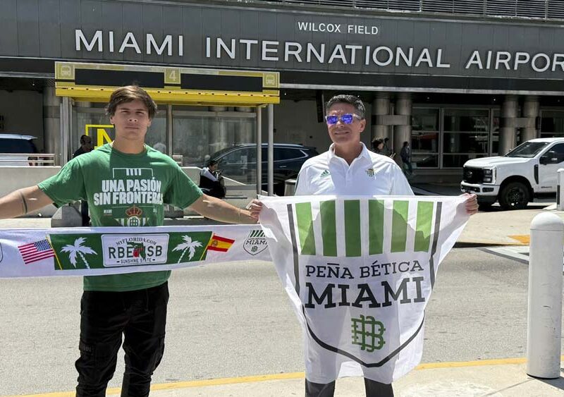 Dos aficionados de la Peña Bética de Miami viajan a Polonia. - Peña Bética de Miami