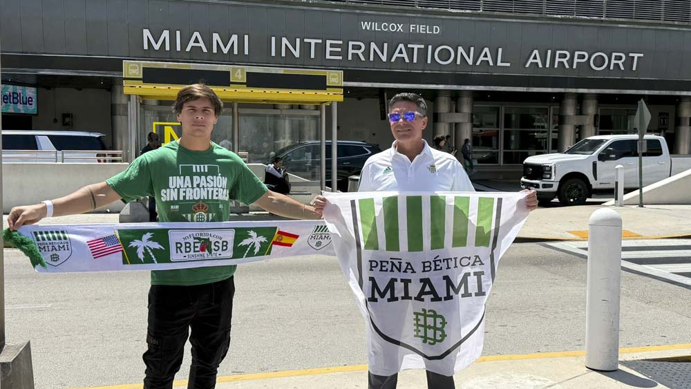 Dos aficionados de la Peña Bética de Miami viajan a Polonia. - Peña Bética de Miami