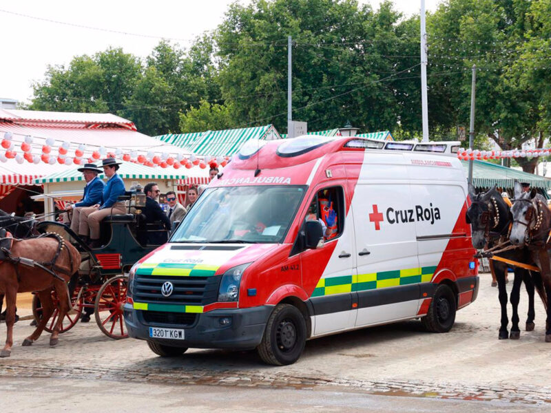 Una ambulancia circula por una de las calles del Real.- Rocío Ruiz/Europa Press