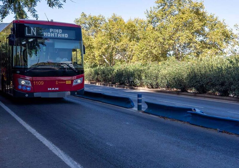 Un autobús de Tussam circula por un carril reservado cuando aún tenían separadores. - Francisco J. Olmo / Europa Press