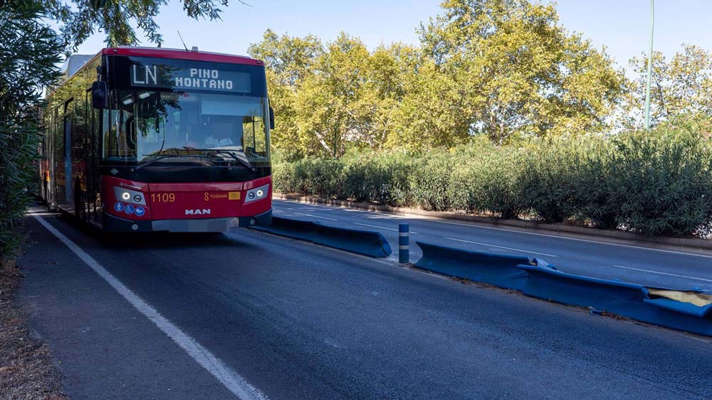 Un autobús de Tussam circula por un carril reservado cuando aún tenían separadores. - Francisco J. Olmo / Europa Press