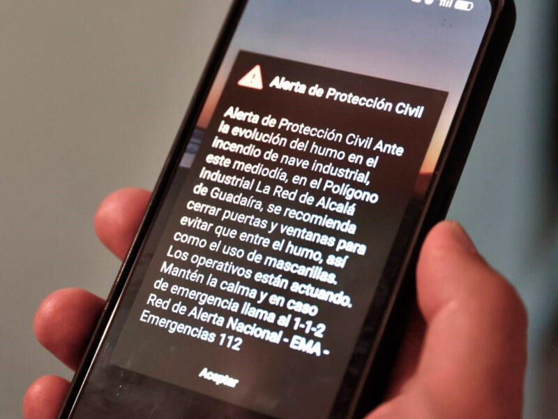 Imagen de uno de los mensajes del «112 inverso» remitidos por el incendio de Alcalá de Guadaíra.- Rocío Ruz/Europa Press