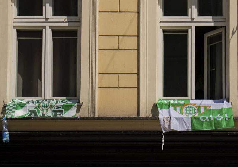Los aficionados del Betis llegan a Breslavia para la final de la Conference League. - Real Betis Balompié