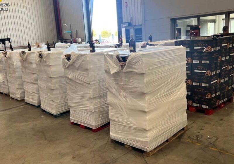 Lotes de botellas aprehendidas por etiquetado falso. - Guardia Civil