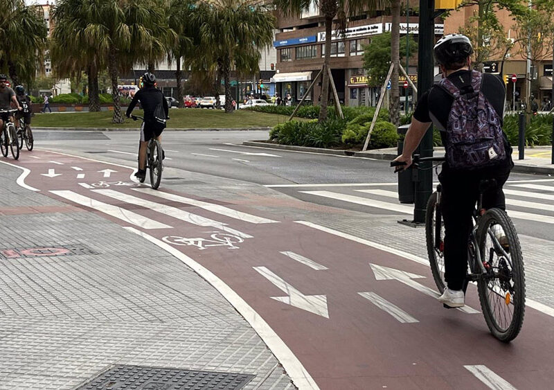 Ciclistas circulan por un carril bici en foto de recurso. - Europa Press El Ayuntamiento de La Algaba (Sevilla) ha anunciado que ya se encuentra en proceso de licitación la primera fase del proyecto de construcción del carril bici urbano que conectará el municipio con el barrio de El Aral. POLITICA ANDALUCÍA ESPAÑA EUROPA MÁLAGA