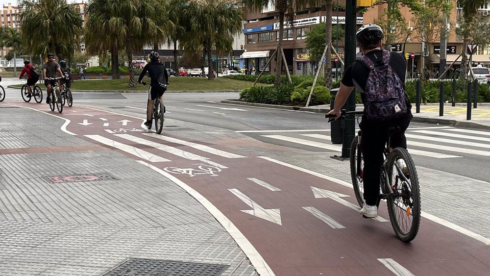 Ciclistas circulan por un carril bici en foto de recurso. - Europa Press El Ayuntamiento de La Algaba (Sevilla) ha anunciado que ya se encuentra en proceso de licitación la primera fase del proyecto de construcción del carril bici urbano que conectará el municipio con el barrio de El Aral. POLITICA ANDALUCÍA ESPAÑA EUROPA MÁLAGA