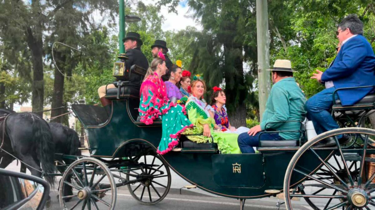 Carruaje con caballos en la Feria de Abril.- Pacma