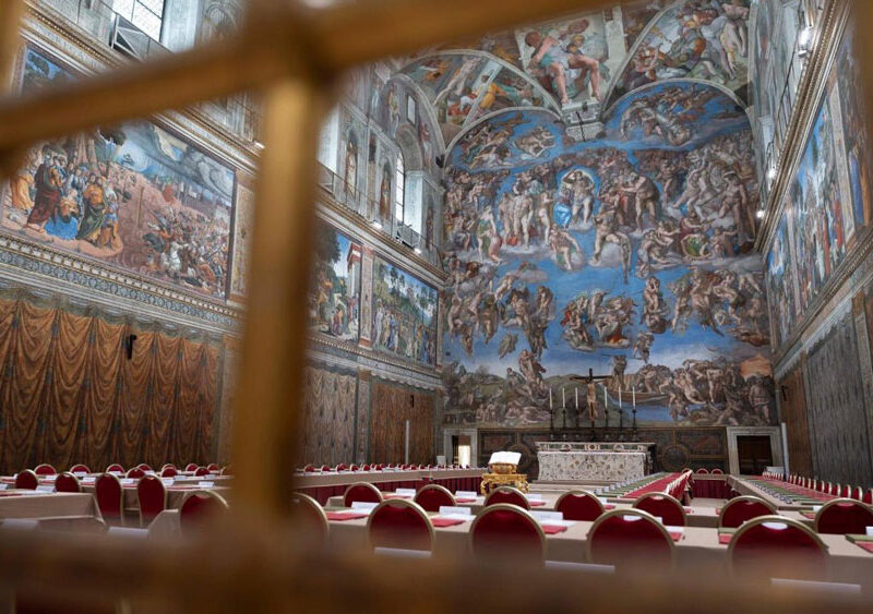 Preparativos en la Capilla Sixtina para el cónclave 2025. - Vatican News