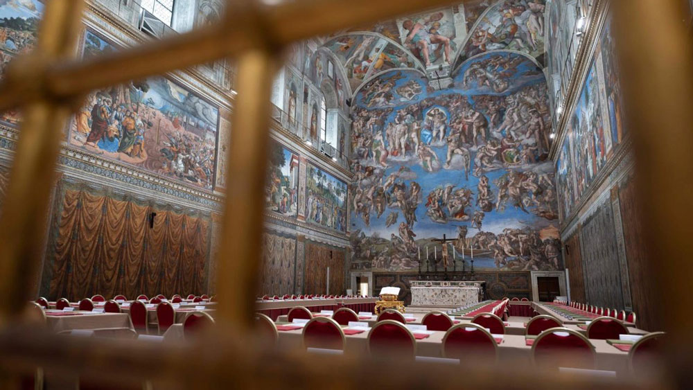 Preparativos en la Capilla Sixtina para el cónclave 2025. - Vatican News