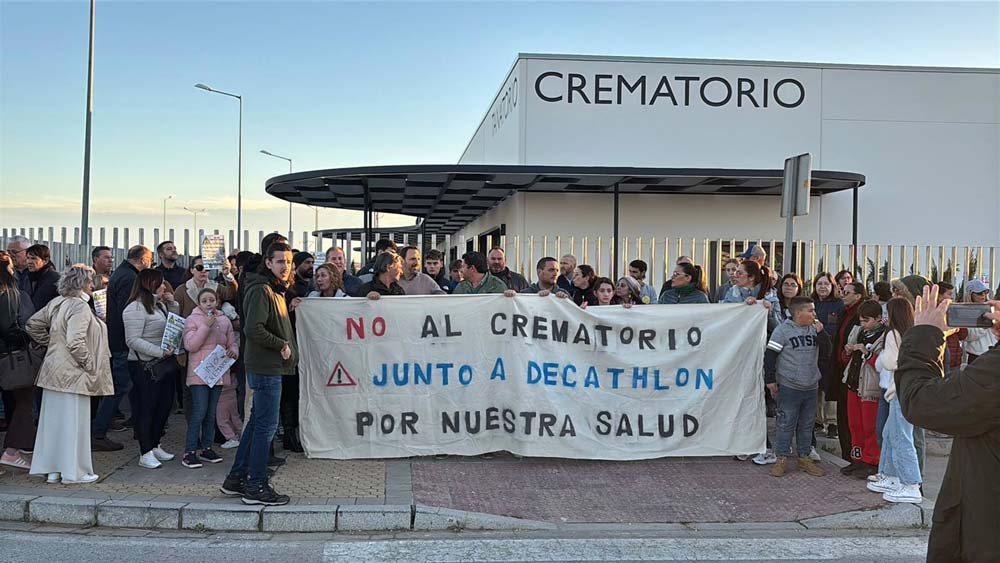 Imagen de la protesta vecinal ante el nuevo crematorio de Alcalá, en foto de archivo. - Asociación de Vecinos EntreHaciendas