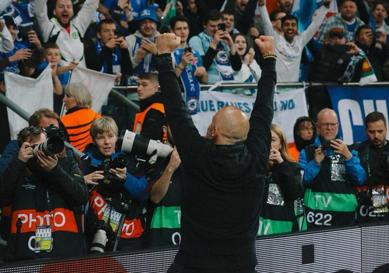 Enzo Maresca celebrando un gol con los aficionados del Chelsea FC. - Chelsea FC