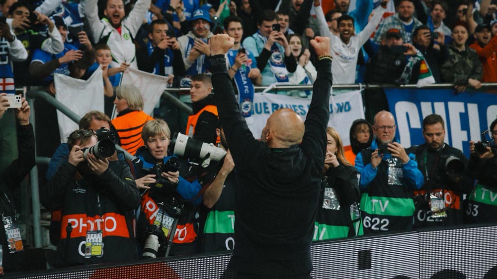 Enzo Maresca celebrando un gol con los aficionados del Chelsea FC. - Chelsea FC