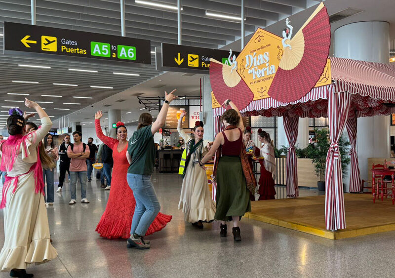 Turistas bailando sevillanas en el aeropuerto de Sevilla