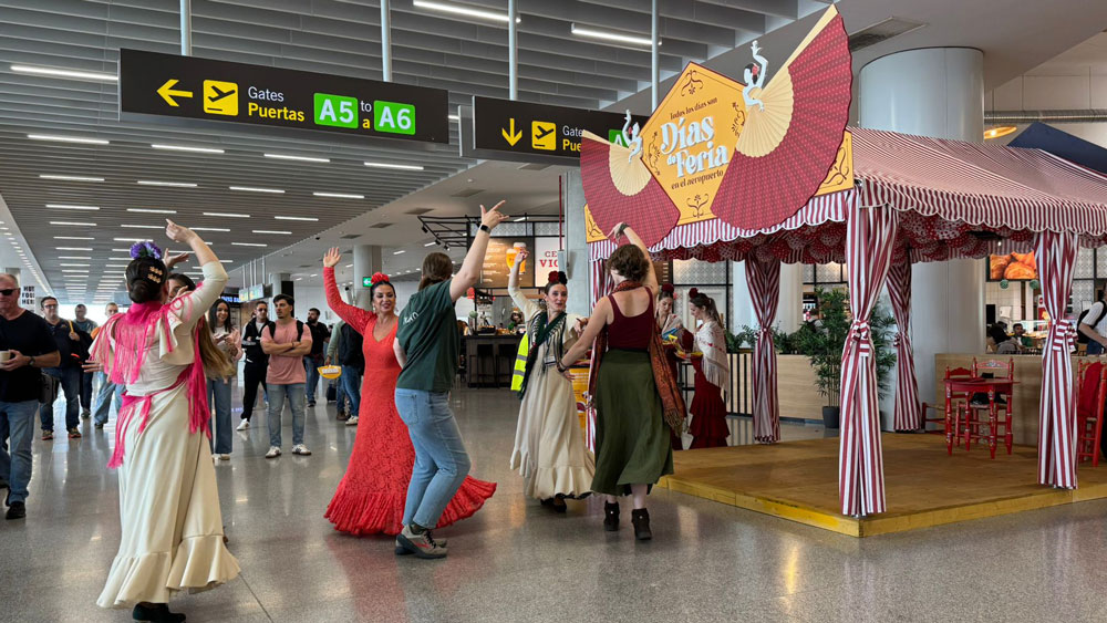 Turistas bailando sevillanas en el aeropuerto de Sevilla