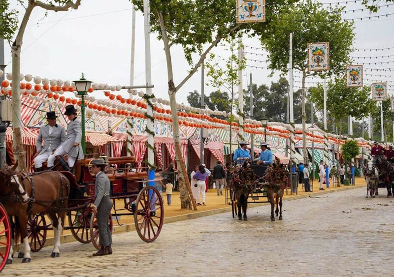Coche de caballos pasean por la feria. - María José López / Europa Press