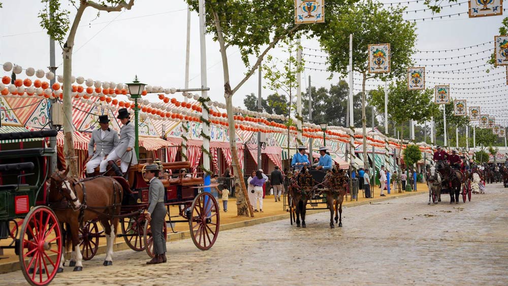 Coche de caballos pasean por la feria. - María José López / Europa Press
