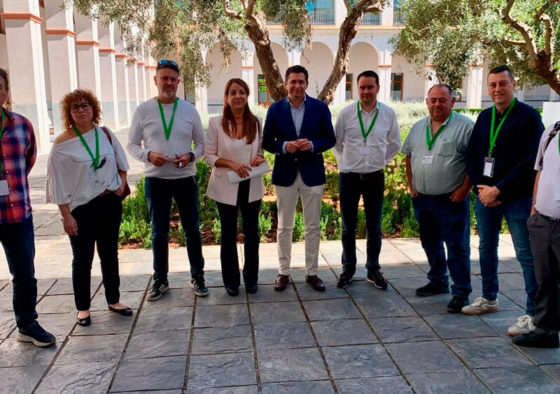 La portavoz de los socialistas sevillanos y parlamentaria andaluza, Encarnación Martínez, acompañada por el portavoz socialista en la Comisión de Fomento, Rafael Márquez, recibe en el Parlamento a los representantes sindicales de Tussam - PSOE DE SEVILLA