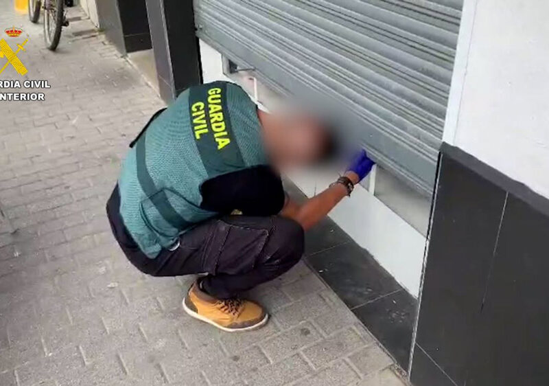 La Guardia Civil detiene a cinco personas implicadas en robos en establecimientos del Aljarafe. - Guardia Civil