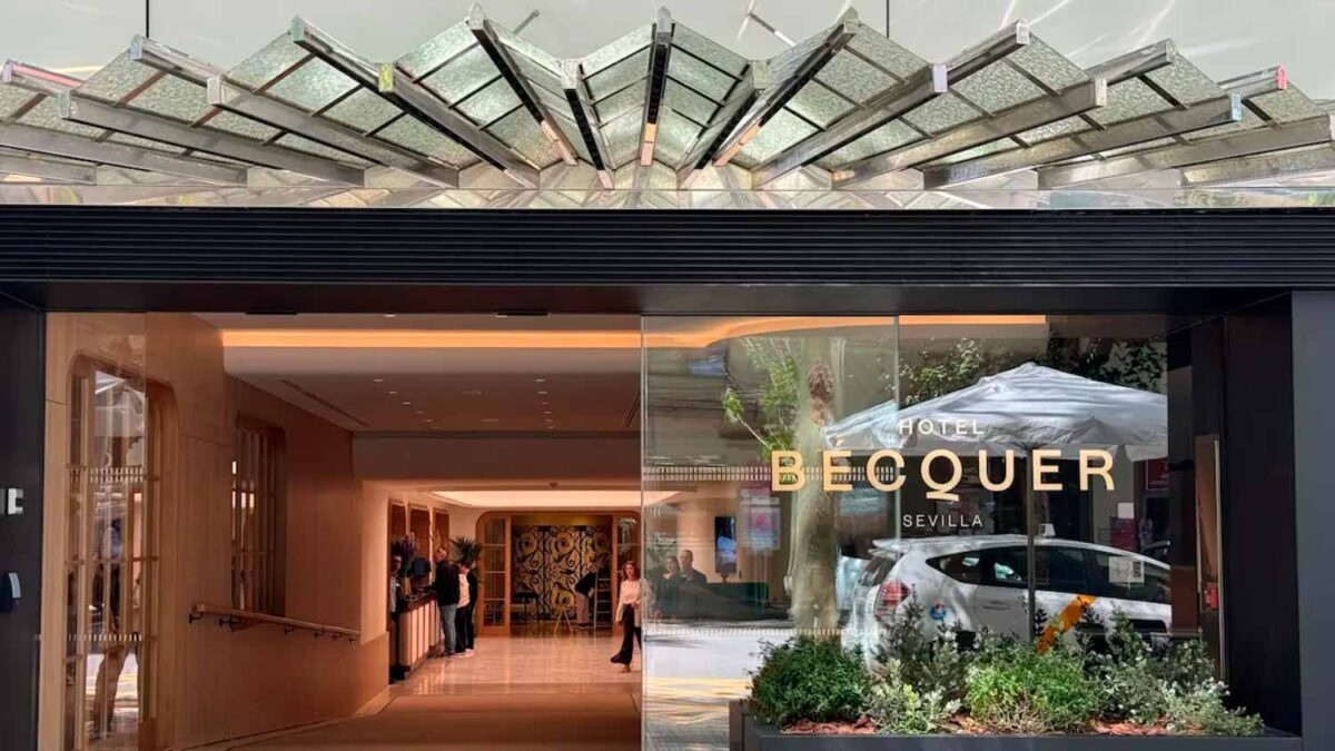 Puerta de entrada.- Hotel Bécquer