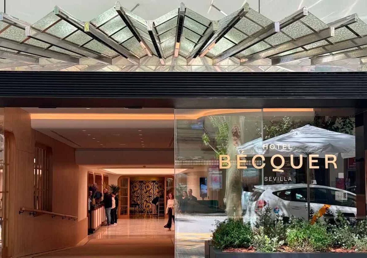 Puerta de entrada.- Hotel Bécquer