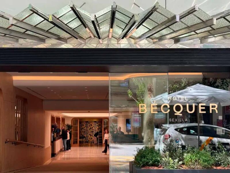 Puerta de entrada.- Hotel Bécquer