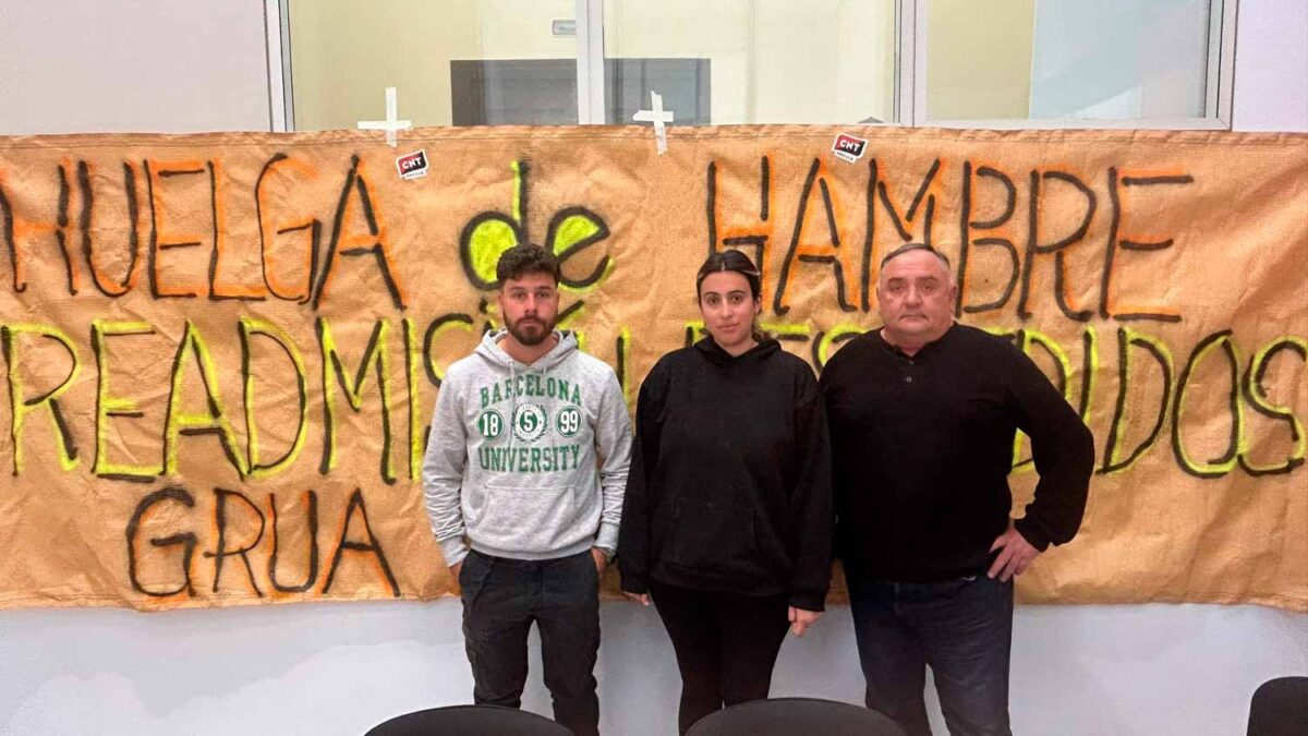 Los tres trabajadores despedidos del servicio de grúa municipal inician una huelga de hambre en el Ayuntamiento de Sevilla.- Carlos Suárez