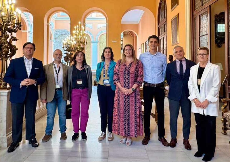Foto de familia tras la firma de un convenio de buenas prácticas para garantizar la convivencia en Santa Cruz. - Ayuntamiento de Sevilla